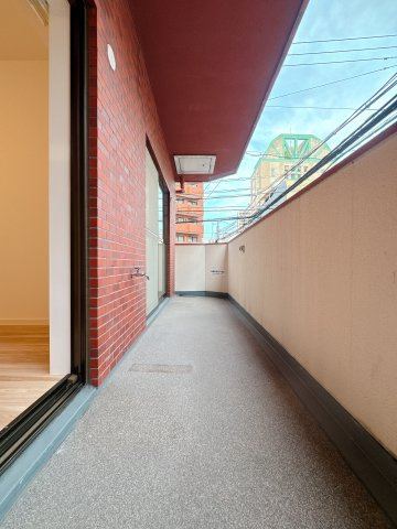 【バルコニー】 | ライオンズマンション薬院第2 | 都会にあって落ち着きも感じるハイブリッド。バルコニーで気のすむまで物思いに。