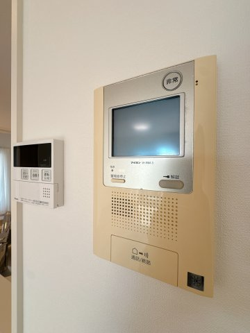 【防犯設備】 | ライオンズマンション博多南☆仲介手数料無料☆ | モニター付きのインターホンを備えています♪訪問者の顔をしっかりチェックすることができますね。