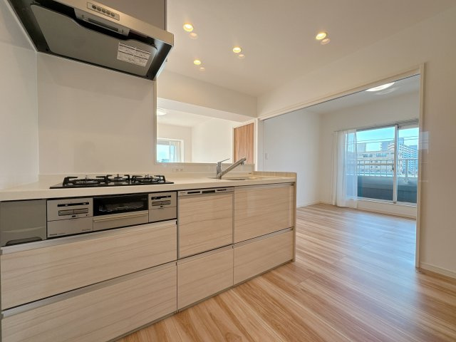 【キッチン】 | ライオンズマンション博多南☆仲介手数料無料☆ | 機能性とデザイン性を両立させた、リノベーション物件ならではの素敵なキッチン。立ってみるとそれがよく分かります♪