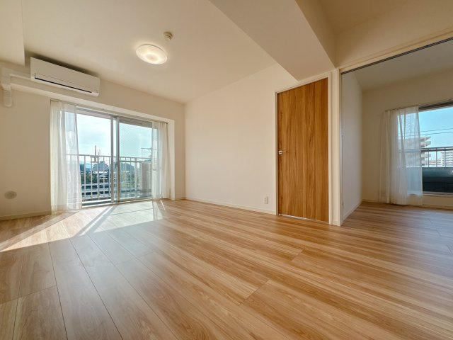 【居間・リビング】 | ライオンズマンション博多南☆仲介手数料無料☆ | ゆっくりくつろげるLDKは大きな窓からたっぷりの日差しが取り込める心地の良い空間。日中は明かりが無くても過ごせます。