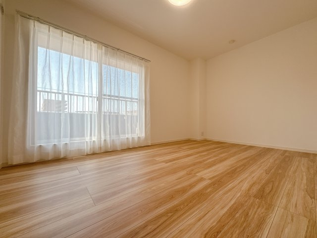 【洋室】 | ライオンズマンション博多南☆仲介手数料無料☆ | たとえ。小さかろうとやっぱり窓のある・なしは大きく違うもの。あるんです。窓。差し込む光はちゃんと朝を教えてくれるみたいです。