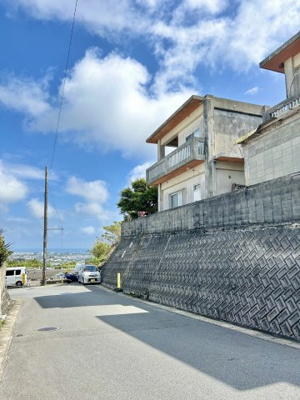【前面道路含む現地写真】 | 那覇市首里石嶺町2丁目　戸建