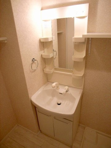 サヴォイスタジオスイーツ　2階の独立洗面台|現状優先。