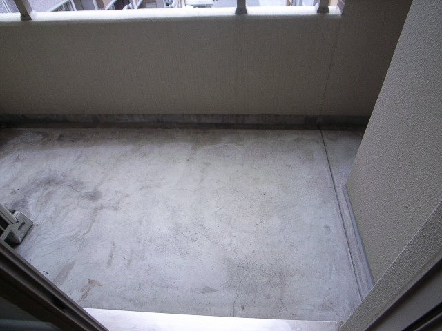 サヴォイスタジオスイーツ　2階のバルコニー|現状優先。