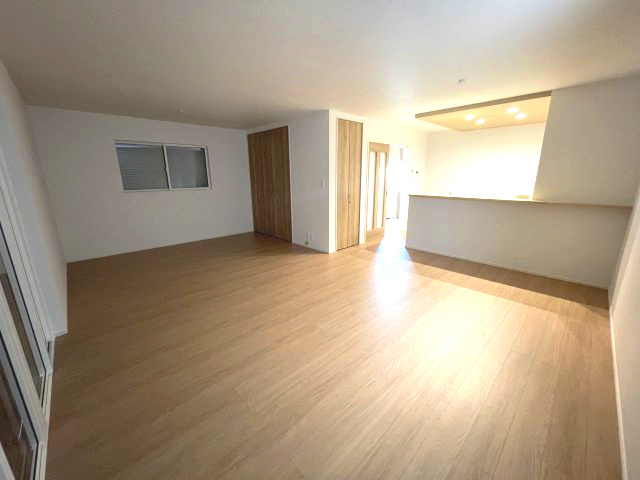 廿日市市平良二丁目　№35454の居間・リビング|ＬＤＫ２２帖
ダイニングテーブルやソファを
置いてもゆとりがあります。