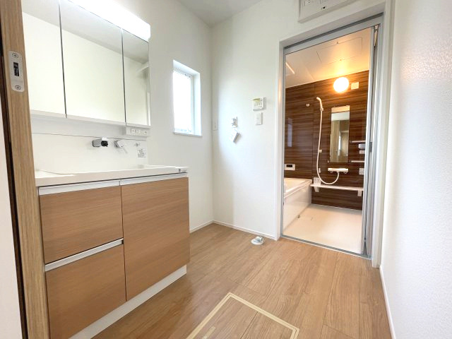 廿日市市平良二丁目　№35454の独立洗面台|3面鏡の裏には便利な
収納があります。