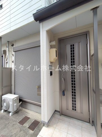 ライフイン・セイフィールドの玄関|同建物内別部屋の写真です。
