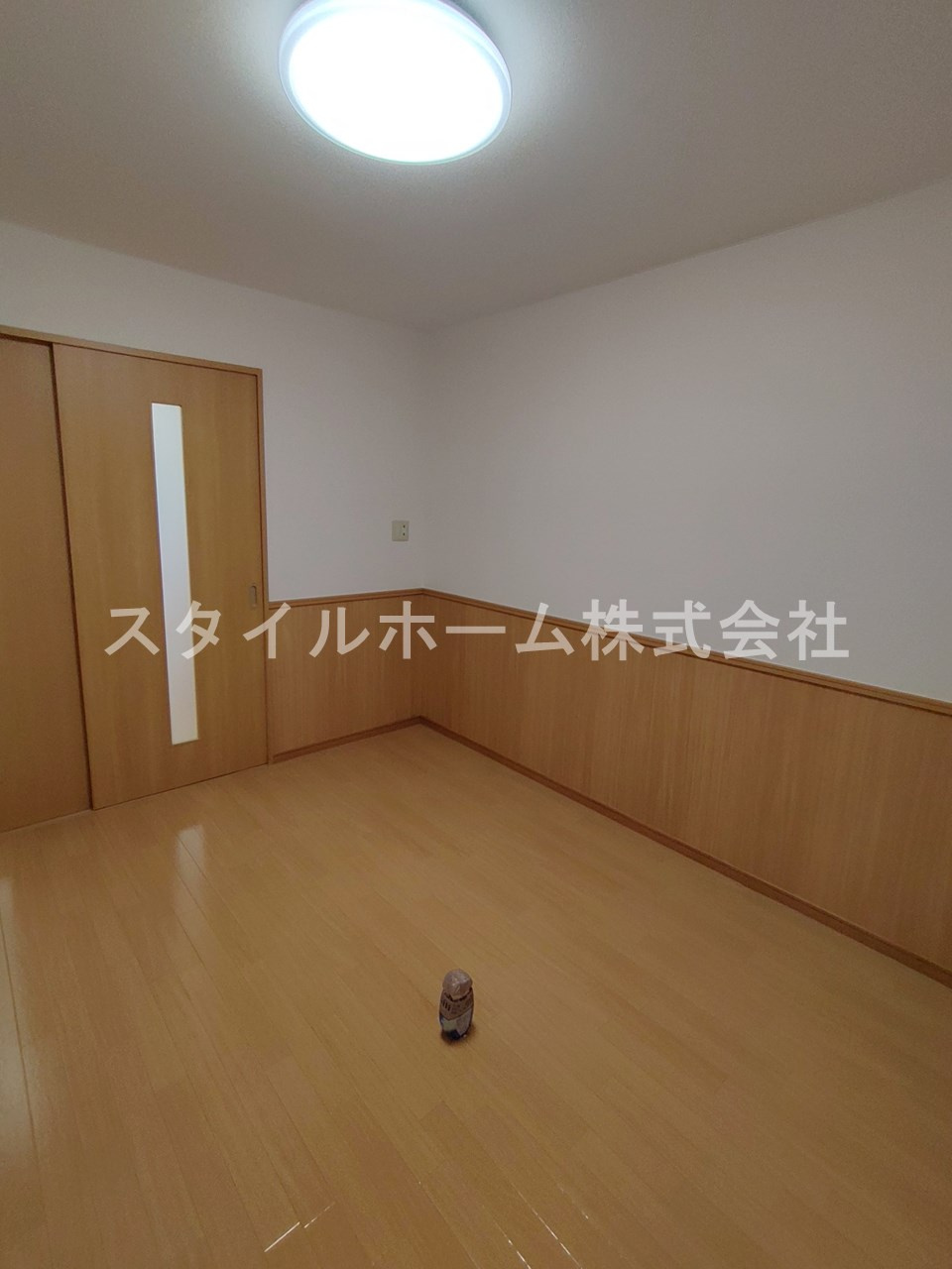 ライフイン・セイフィールドの居間・リビング|同建物内別部屋の写真です。