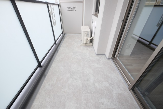 STANDZ新大阪のバルコニー