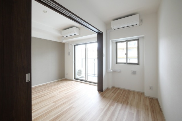 STANDZ新大阪の洋室