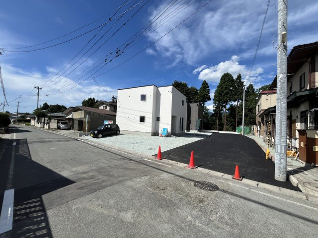 仲介手数料不要！　東根市中央東二丁目2-10（B棟）の前面道路含む現地写真|全面の通路は幅員６ｍありますので、出入りも楽々です