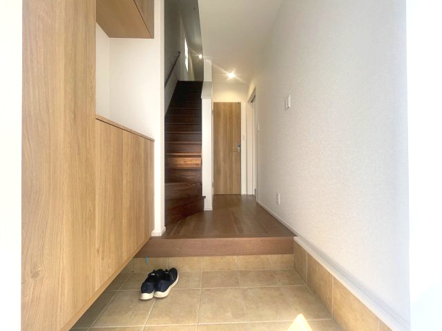 廿日市市平良二丁目　№35455の玄関|落ち着く、開放感ある
空間です。