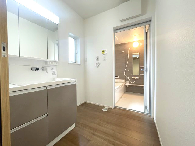 廿日市市平良二丁目　№35455の独立洗面台|大きな3面鏡付き
裏には収納もあり便利です。