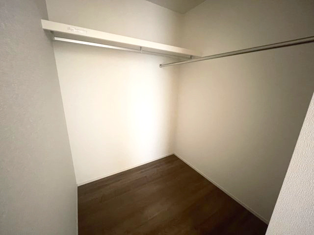 廿日市市平良二丁目　№35455の収納|洋室7.5帖内収納
ご家族の衣服をたくさん
収納できます。