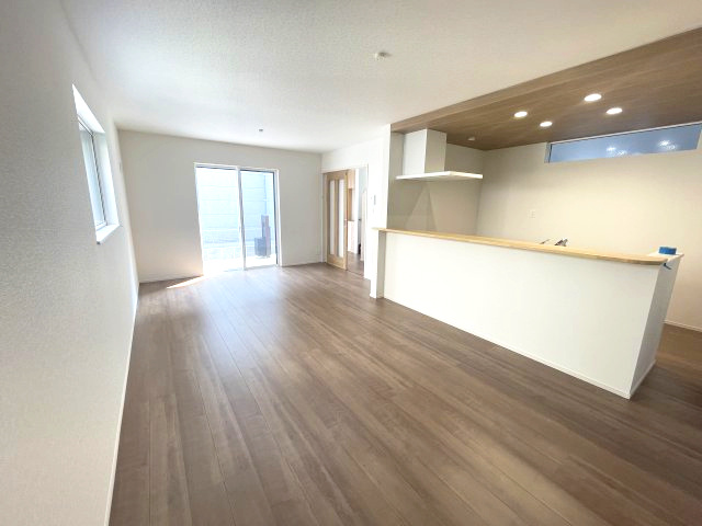 廿日市市平良二丁目　№35455の居間・リビング|ＬＤＫ１８帖
ダイニングテーブルやソファを
置いてもゆとりがあります。