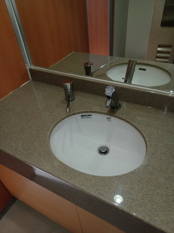 祐ビルの洗面所