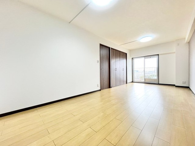 【洋室】 | 阪急南茨木ハイタウン美沢E棟 | こちらの物件近くの教育施設や、スーパー・公園など、物件周辺の住環境を併せてご案内させて頂きます。ぜひ、現地での暮らしをイメージなさって下さい！
