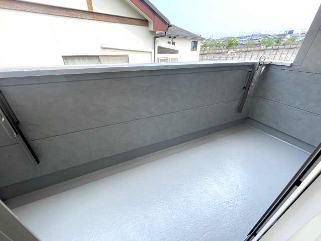 廿日市市平良二丁目　№35456のバルコニー|広いのでご家族のお布団も
快適に干せます。