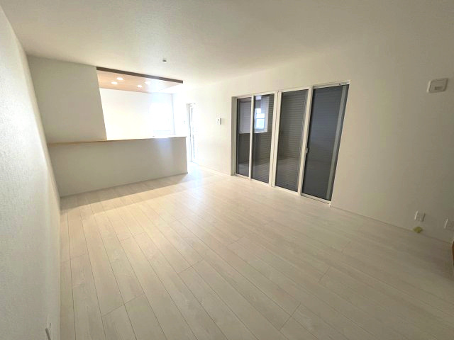 廿日市市平良二丁目　№35456の居間・リビング|１６ＬＤＫ
キッチンのダウンライトが
おしゃれです。