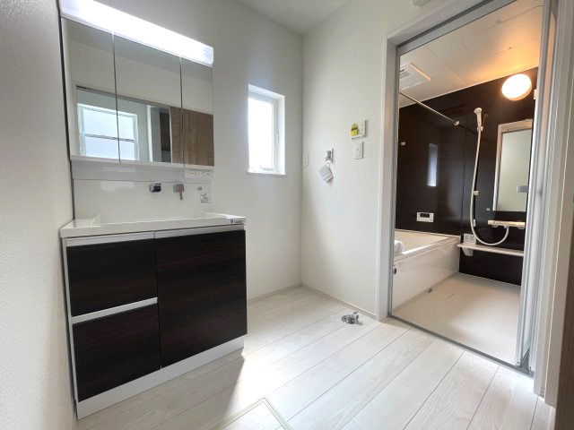 廿日市市平良二丁目　№35456の独立洗面台|3面鏡の裏には便利な
収納があります。