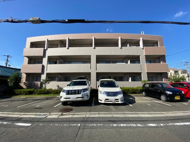 ファムール忍ケ丘の駐車場
