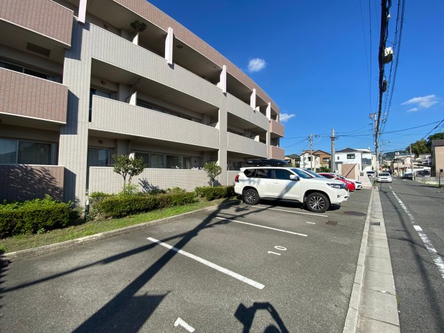 ファムール忍ケ丘の駐車場