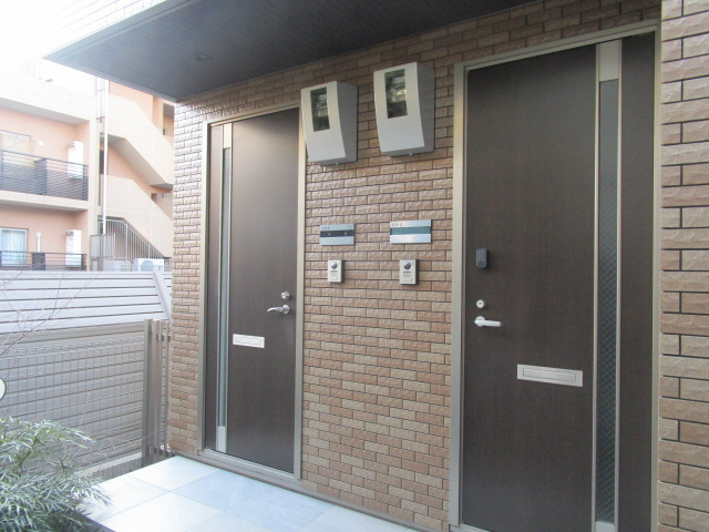 神戸市灘区曾和町１丁目の一棟アパートのエントランス