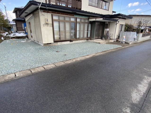 東村山郡山辺町大字山辺　中古住宅の前面道路含む現地写真|駐車スペースは4台分可能です。