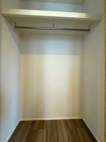 ビラハイツ北の丸(5階)の収納|ハンガーパイプに洋服を吊り下げることができるため、毎日のコーディネイトを決めやすそうです。枕棚があり、小物を分類して収納可能です。