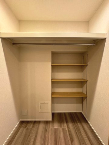 ビラハイツ北の丸(5階)の収納|ハンガーパイプが付いた奥行きのあるクローゼットです。ゴルフバッグやスーツケースなど大きなお荷物の収納も可能です。棚付で使い勝手の良いクローゼットです。