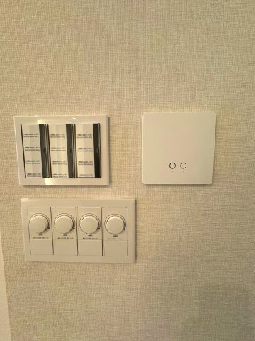 ビラハイツ北の丸(5階)の設備|部屋の電気のスイッチは明るさを調整することができます。お好みの明るさにしていただきおくつろぎいただけます。