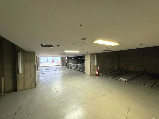 ビラハイツ北の丸(5階)の駐車場|半地下の敷地内駐車場で雨風を防げます。※最新の空き状況は随時管理人室へお問い合わせください。
