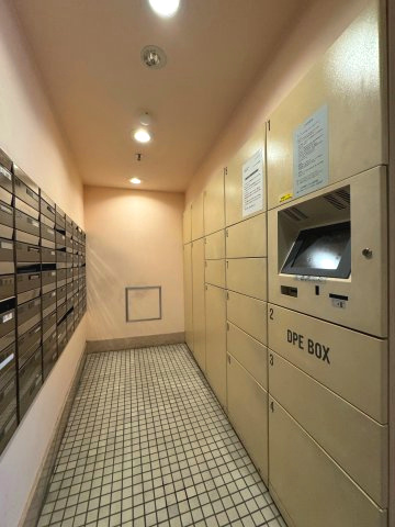 ビラハイツ北の丸(5階)の設備|宅配ボックスが設置されています。不在時でも荷受けが可能で、配達時間を気にせず外出ができます。手が離せないときにも活用いただける便利な設備です。
