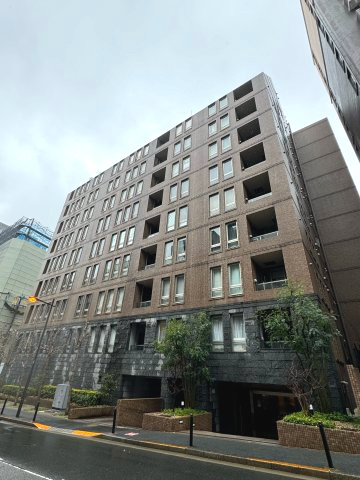 ビラハイツ北の丸(5階)の外観|全面道路の斜面を利用しエントランスを半地下にし落ち着きのあるエントランスになっています。建物際には植物が植えられていて穏やかな雰囲気を演出してくれます。