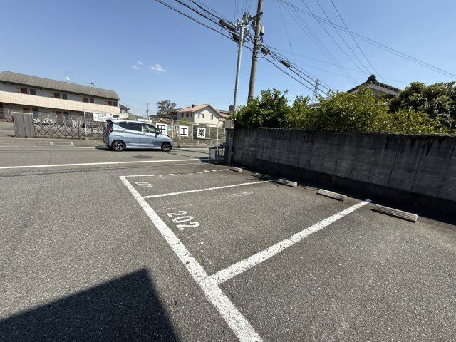ハイツセイリュウの駐車場