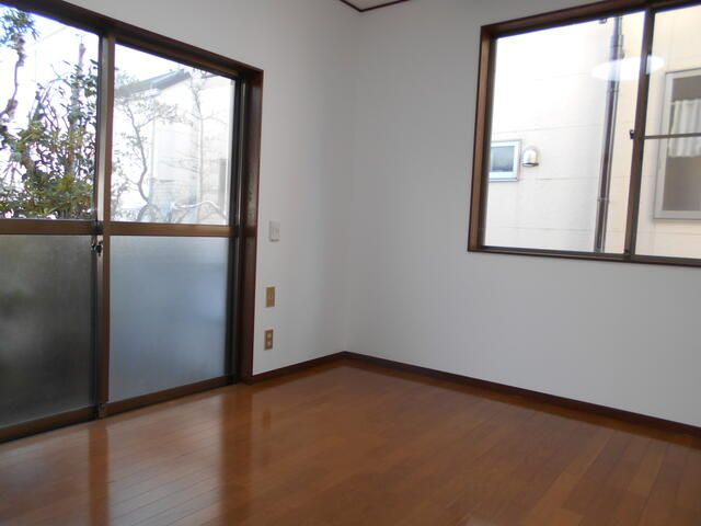 ホワイトコート１０１の洋室