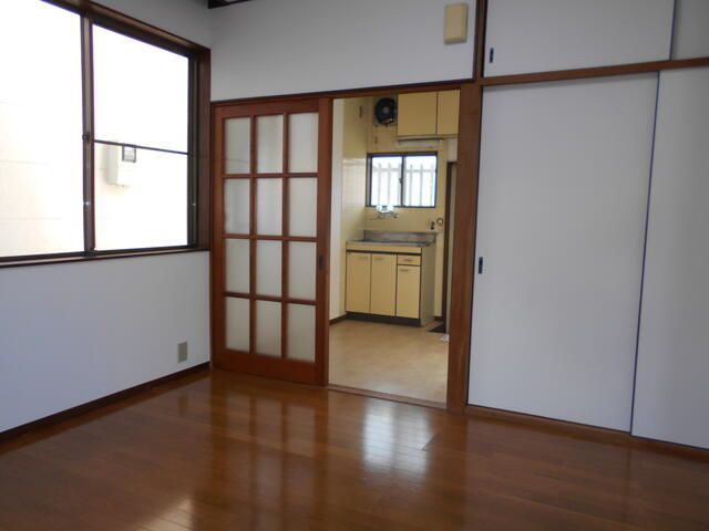 ホワイトコート１０１の洋室