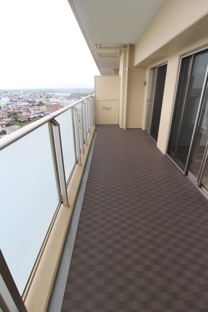 アルファフレシア久留米駅前【キャッシュバック対象物件】のバルコニー|お洗濯にも便利なバルコニー付き