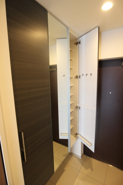 アルファフレシア久留米駅前【キャッシュバック対象物件】の玄関|明るい玄関です