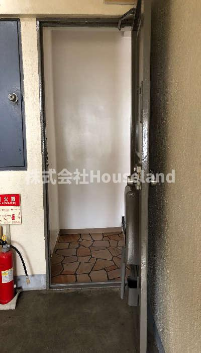 狐島興里マンションの玄関