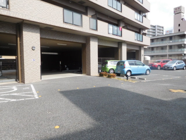 ロワイヤル東今宿の駐車場
