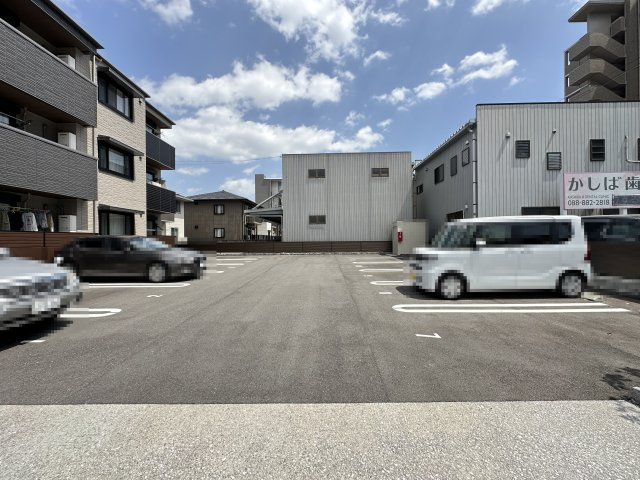 ベレオ北久保の駐車場