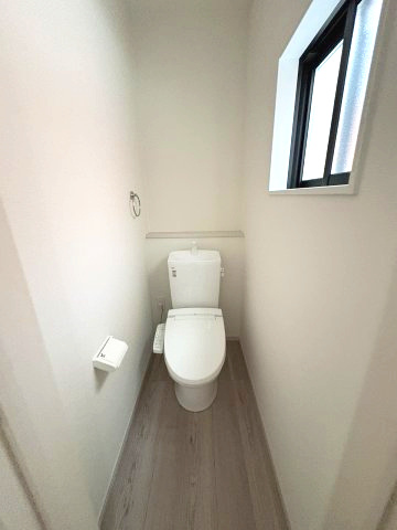 【トイレ】 | 福岡市城南区友丘6丁目3期　1号棟（全4棟）【仲介手数料無料・0円】 | 現地写真。1階のトイレです。