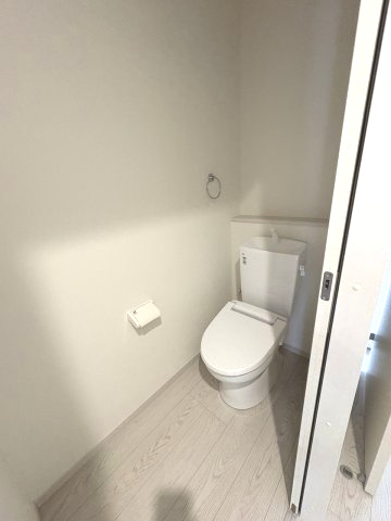【トイレ】 | 福岡市城南区友丘6丁目3期　1号棟（全4棟）【仲介手数料無料・0円】 | 現地写真。2階にもトイレです。