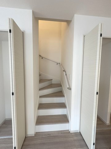 【内装】 | 福岡市城南区友丘6丁目3期　1号棟（全4棟）【仲介手数料無料・0円】 | 現地写真。2階へ上がる階段です。手摺もついて安全ですね。