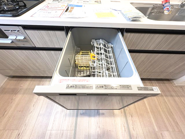 【キッチン】 | 福岡市城南区友丘6丁目3期　1号棟（全4棟）【仲介手数料無料・0円】 | 現地写真。食洗器が付いてます。