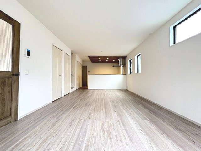 【居間・リビング】 | 福岡市城南区友丘6丁目3期　1号棟（全4棟）【仲介手数料無料・0円】 | 現地写真。リビングです。