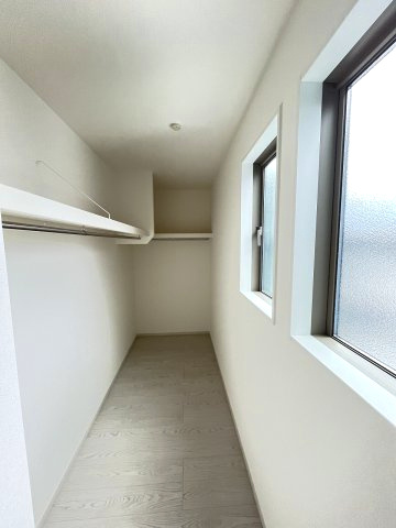 【収納】 | 福岡市城南区友丘6丁目3期　2号棟（全4棟）【仲介手数料無料・0円】 | 現地写真。ウォークインクローゼットです。