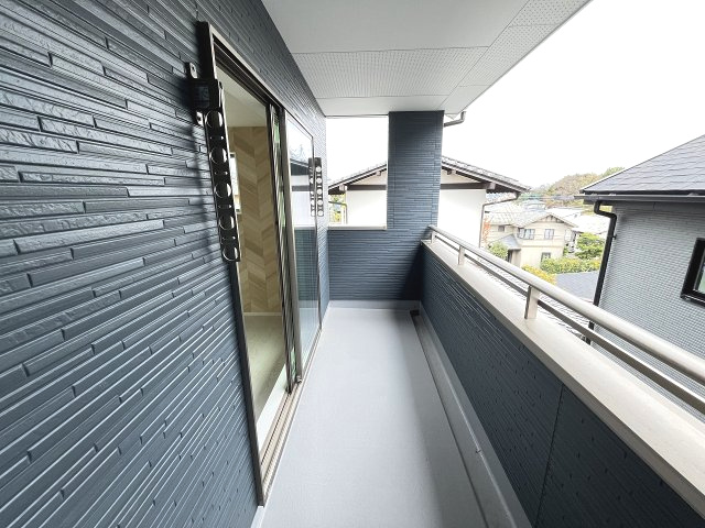 【バルコニー】 | 福岡市城南区友丘6丁目3期　2号棟（全4棟）【仲介手数料無料・0円】 | 現地写真。インナーバルコニーです。