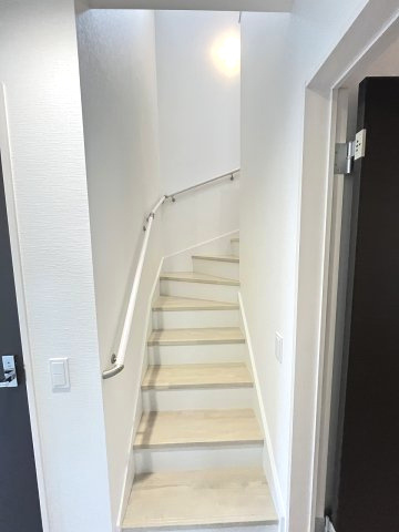 【内装】 | 福岡市城南区友丘6丁目3期　2号棟（全4棟）【仲介手数料無料・0円】 | 現地写真。2階へ上がる階段です。手摺もついて安全ですね。